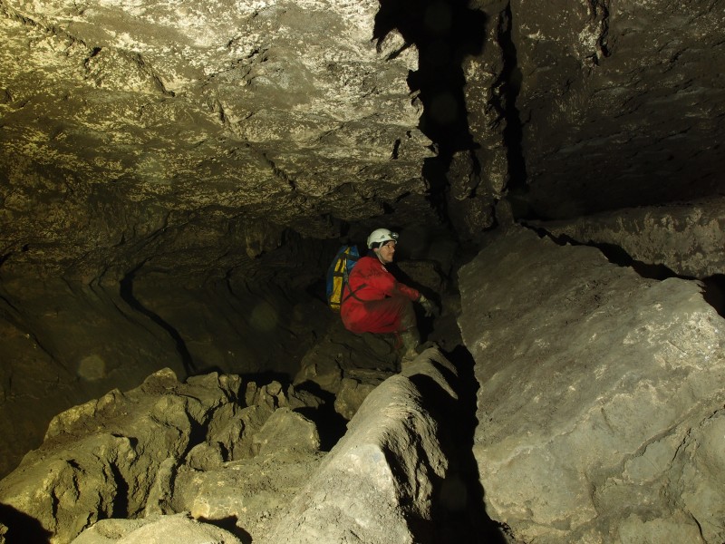 PC011839.JPG - Fallen rocks in the caverns.