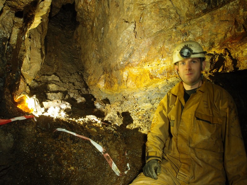 PC011878.JPG - Small vien and working cutting across the level to Thomas Shield's rise.