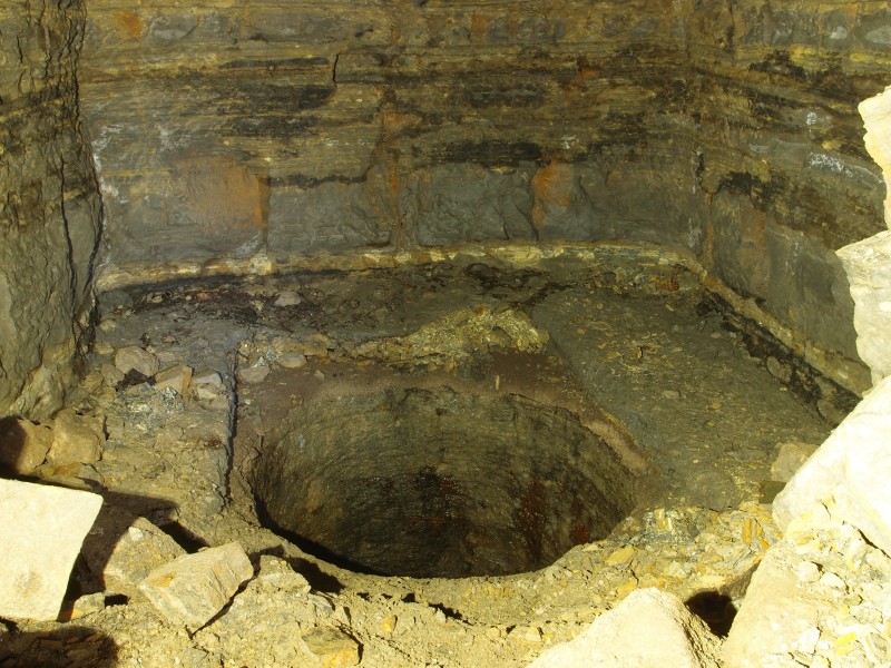 PC011882.JPG - Sump near the start of the crosscut to the the East Waggon Way Level.