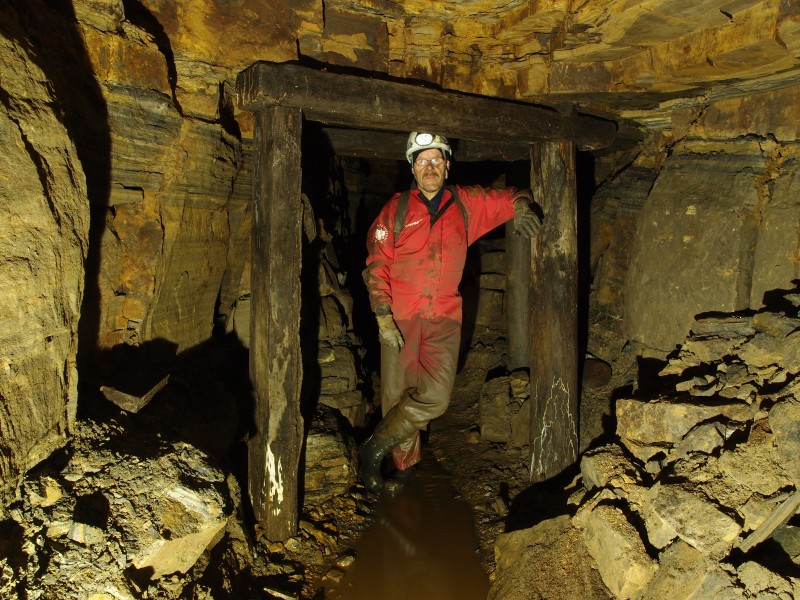PC011883.JPG - Timber supports on the crosscut to the East Waggon Way Level.