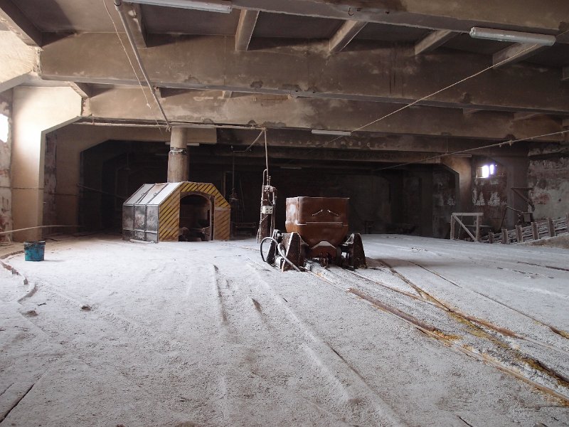 P5200612.JPG - The tubs would go into the enclosed chute top and then free wheel round out of it into the conveyer on the right hand side.