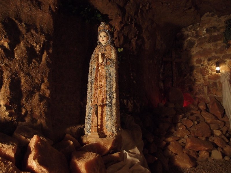 P5200624.JPG - Holy Mary decorated with coloured salt crystals.