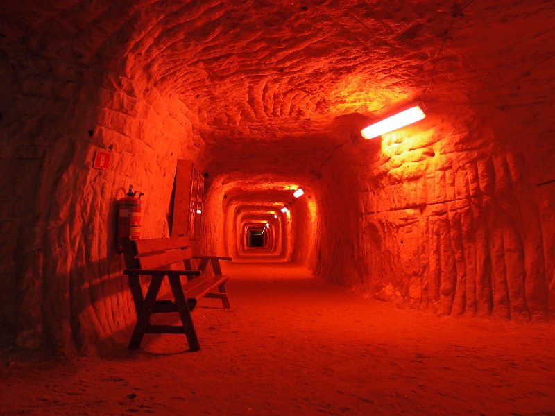 P5200638.JPG - Level in solid rock salt.