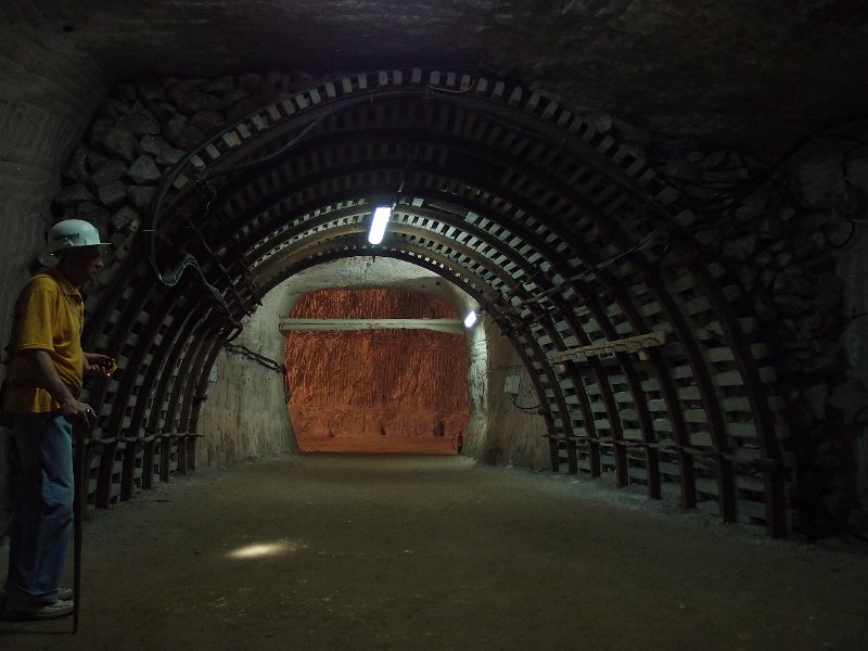 P5200646.JPG - Crosscut to another gallery.