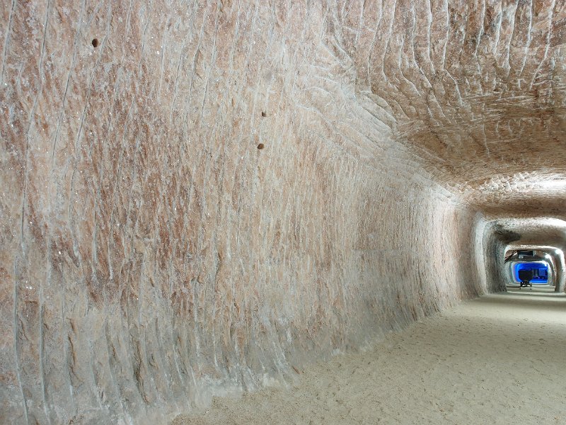 P5200652.JPG - Level in solid rock salt.