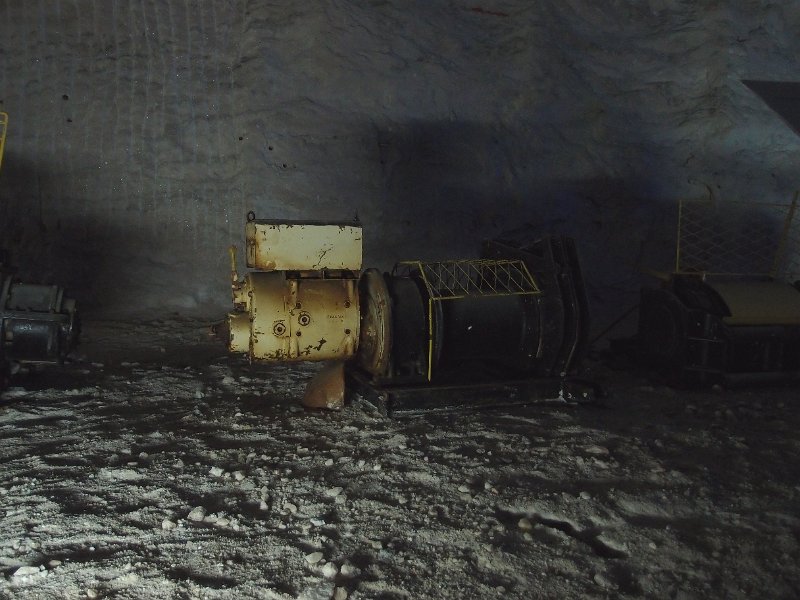 P5200659.jpg - Display in one of the galleries of old equipment: Winder for incline.