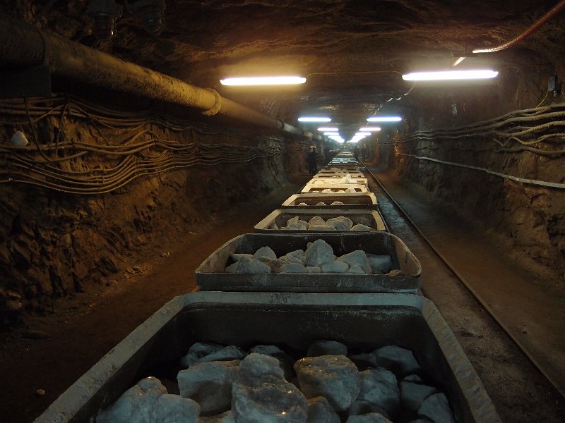 P5200674.JPG - Tubs with rock salt and miners returning to go up to the surface.