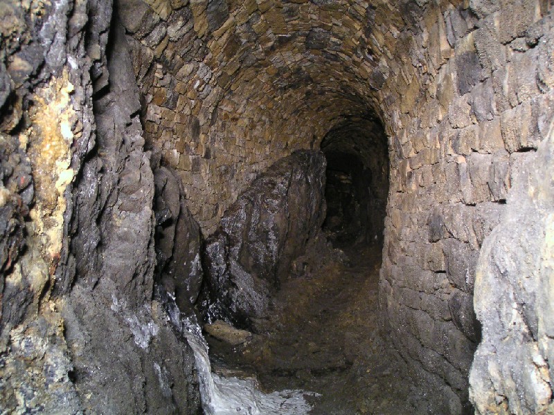 mc_blind_sw_past_lcv.jpg - Part of arching in the west side of Longcleugh Vein, shortly after this, the passage ended in a collapse. The air here was not great.