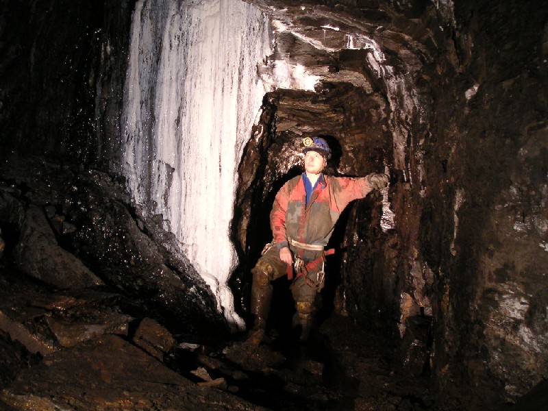 mc_lcv_junctioncalcite_mike.jpg - At the junction with Longcleugh Vein, this calcified wall under a rise could be seen.