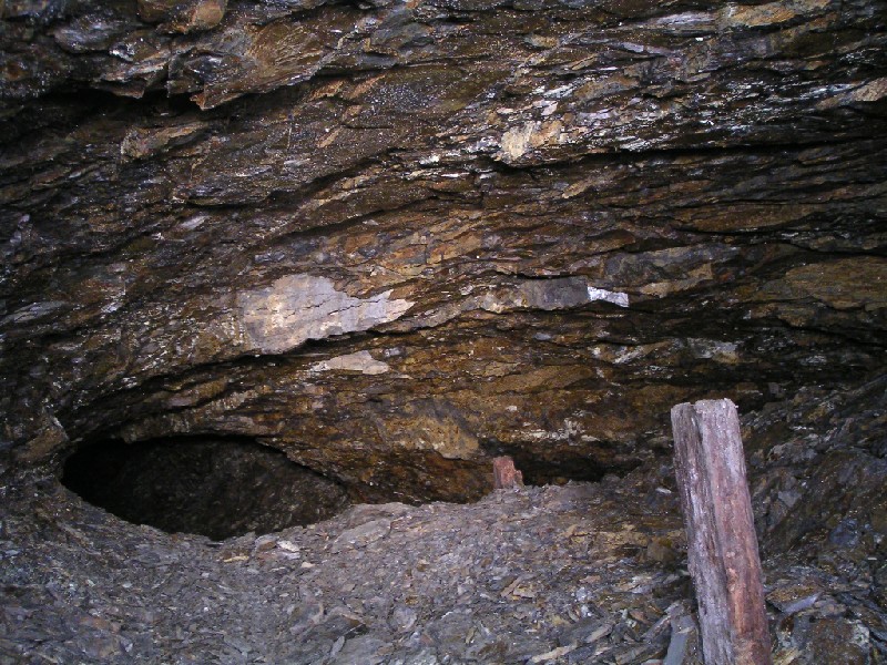 mc_mcnv_roofsupports.jpg - Heading into the east side of the Middlecleugh North Vein the tops of roof supports could be seen, supporting nothing but fresh air.
