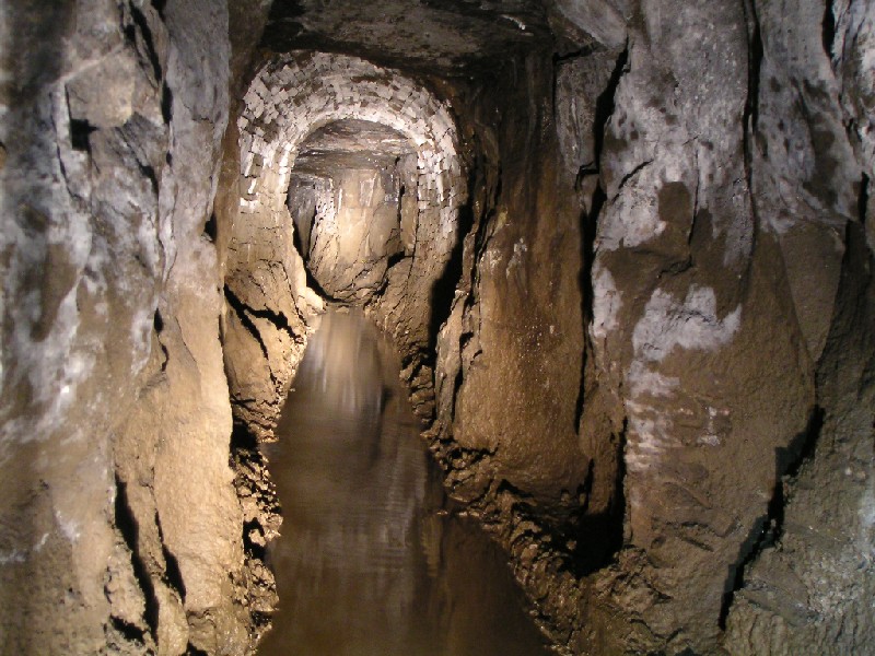 mc_mcnv_view_sw1.jpg - A view down the Middlecleugh North Vein in the more stable section.