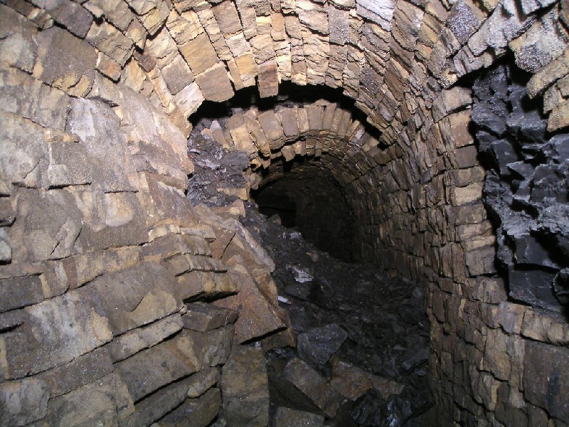 mc_passagetorisebulge.jpg - Passing this bulge, gave access to the partially collapsed manway and hopper rise.