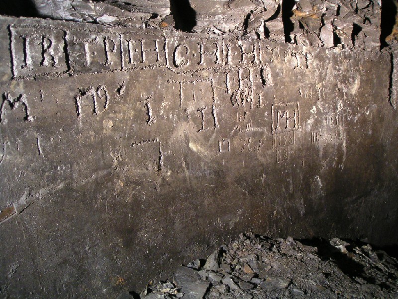 mc_sump_grafleft1.jpg - Further along past the rise branch we came to another sump with more graffiti, with the initials of Mark Hall, dated 1798.