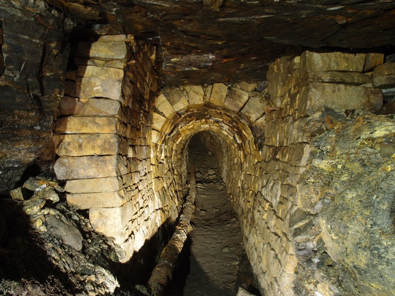 P3022590.JPG - Nice stone work leading to the arching.