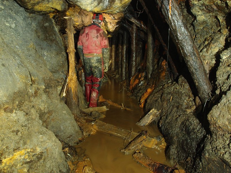 P6123849.JPG - Timbering in the level, these are all very rotten.