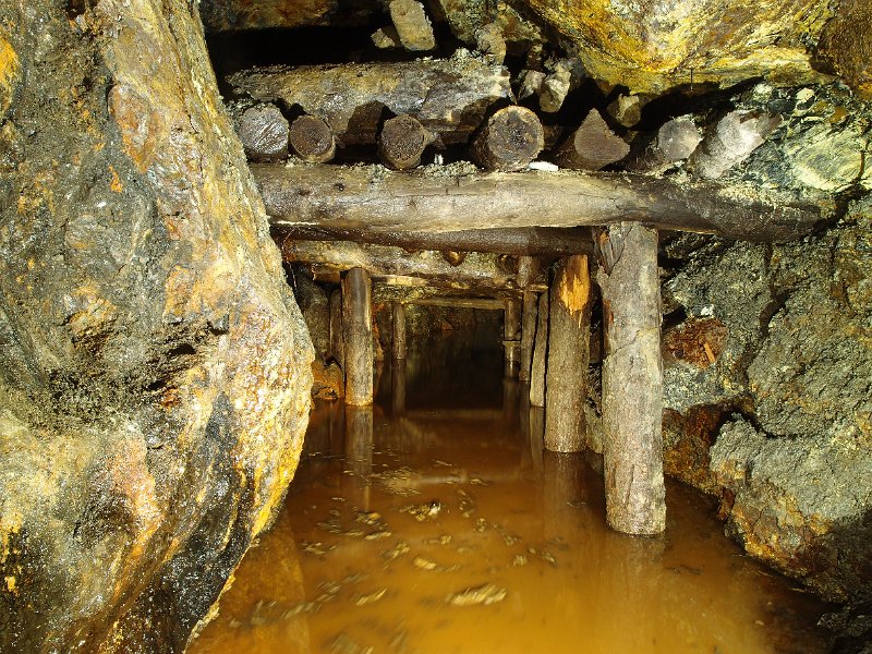 P6123851.JPG - Timbering in the level, these are all very rotten and it's most unpleasant going under them.