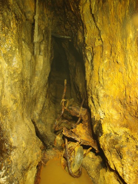 P6123864.JPG - Old 'modern' barrow in the stope.