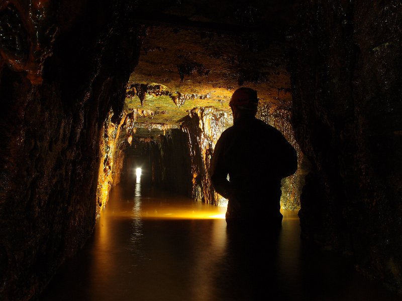 P6123883.JPG - Iron stained flows from cracks in the roof bed.