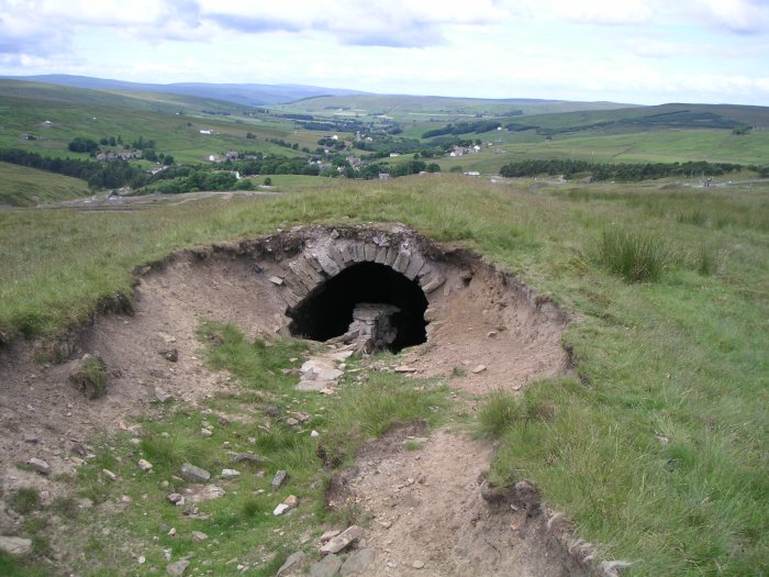 flue4.jpg - Looking back towards Nenthead, here you can see that the flue has a split chamber arrangement.