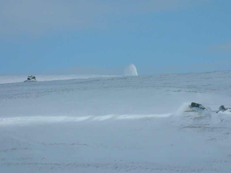 snowtrip_10.jpg - Finally the road is getting cleared, the blow out from the snow blower.