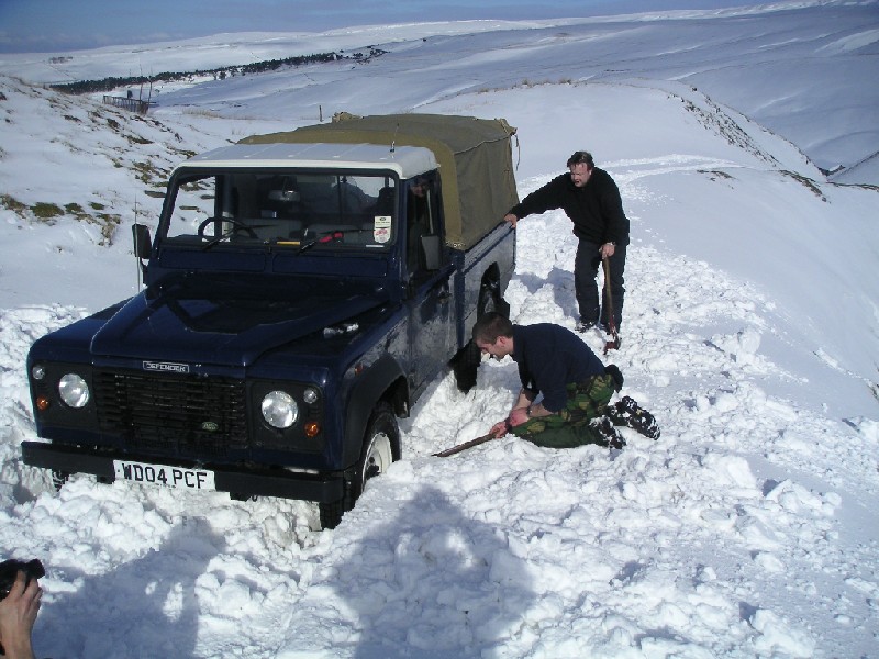 snowtrip_12.jpg - Stuck and time for some serious digging