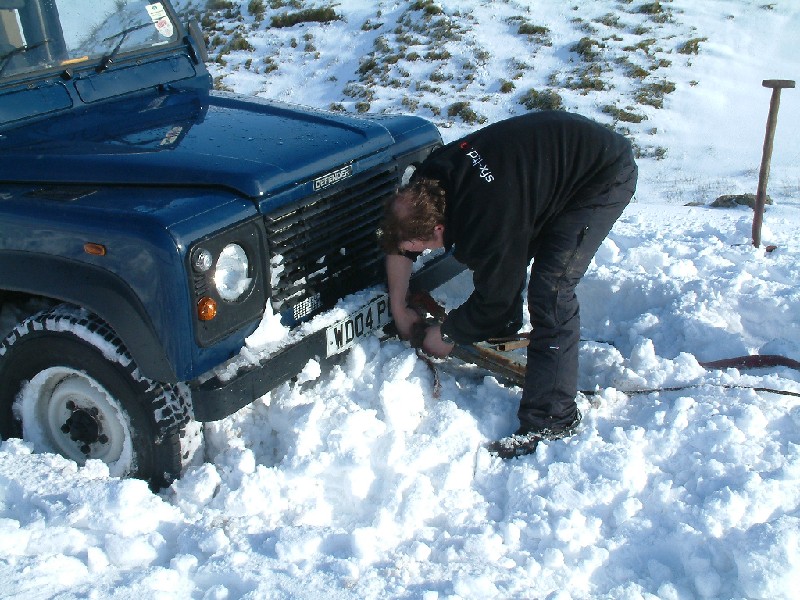 snowtrip_32.jpg - Digging did not work, lets try the winch.