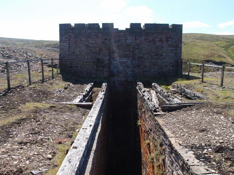 P7246219.JPG - The wheel pit and wall.