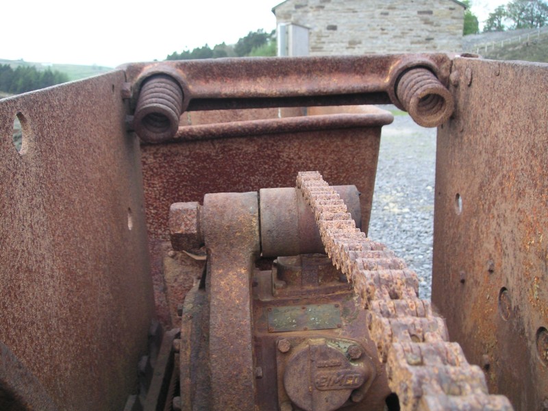 nsf_elmco09.jpg - Chain on the rocker shovel.