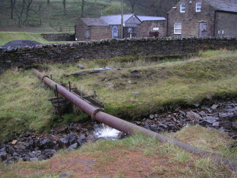 nsp_drainagefromrampgillandcapelcleugh.jpg - Drainage leat from Rampgill, and pipe from Caplecleugh.
