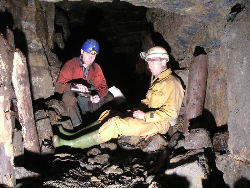 01_lunch.jpg - 1st Dig,25/05/08: You got to have an underground lunch.