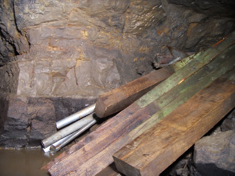 03_timber.jpg - 2nd Dig, 21/06/08: The nice timber that Pete had obtained, pretreated as well!