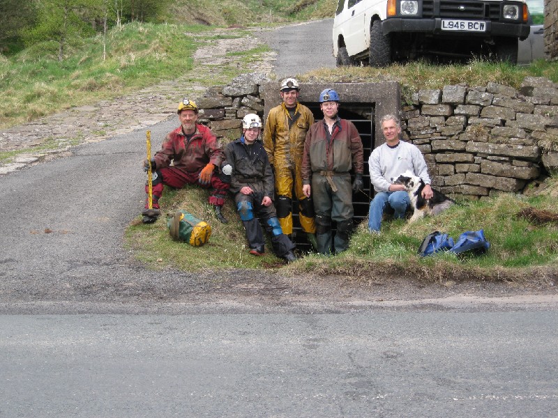 260409_15_theendgrouppic.jpg - 8th Dig, 26/04/09: End of the day and weekend. Happy crew!