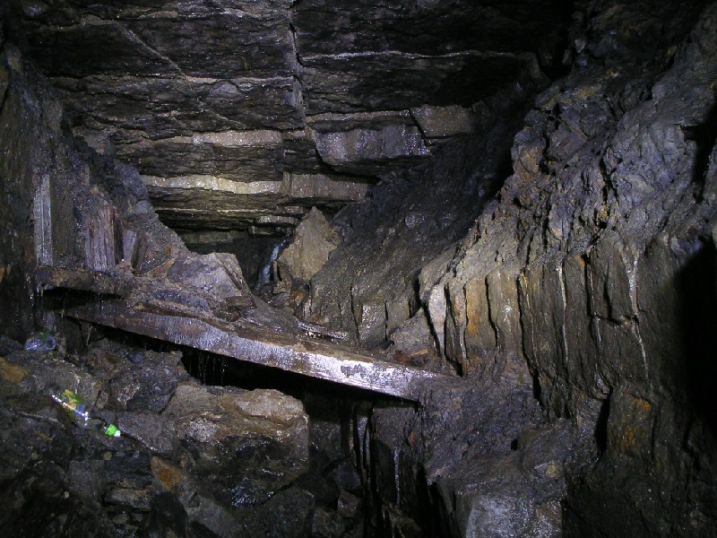 PICT6154.jpg - Past the arching we came to an area where parts of the roof had fallen in. You can go under or over.