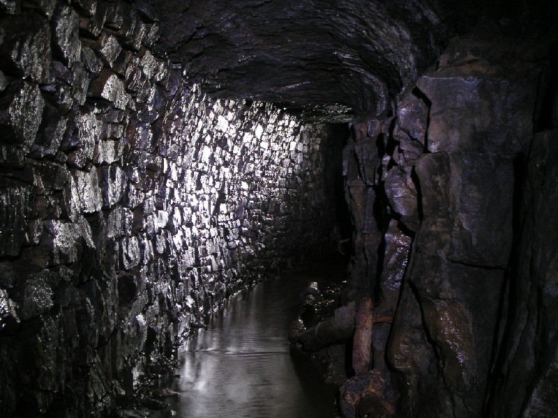 PICT6155.jpg - Half stone, half rock wall, every mine explorers favourite combo.