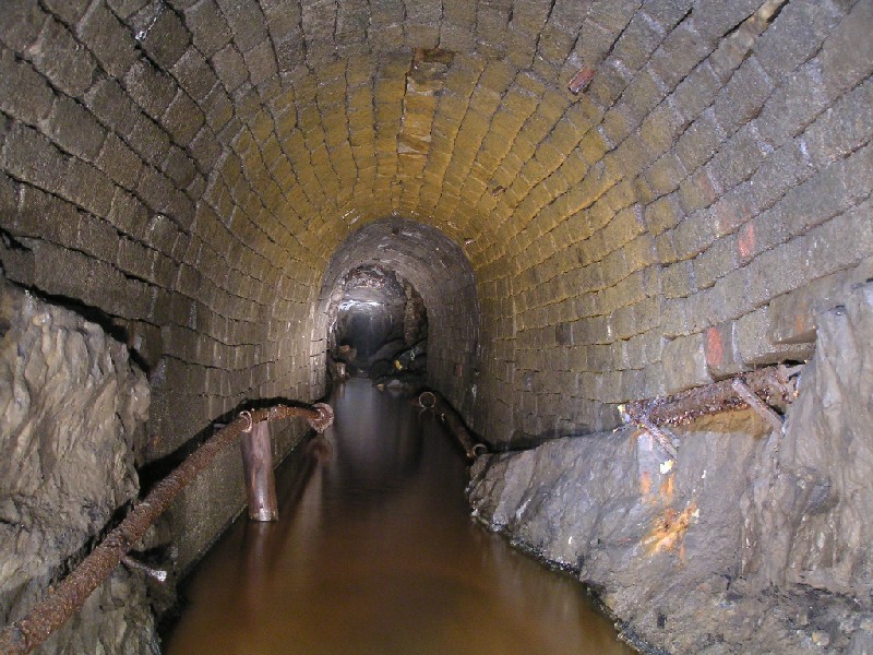 06nh_aditlevelview4.jpg - The VM concrete block arching along the adit level.