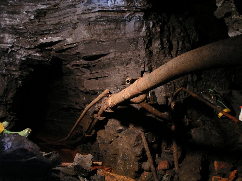 13nh_2nsv_junc_pipes2.jpg - Pipe work at the junction with the Second Sun Vein.