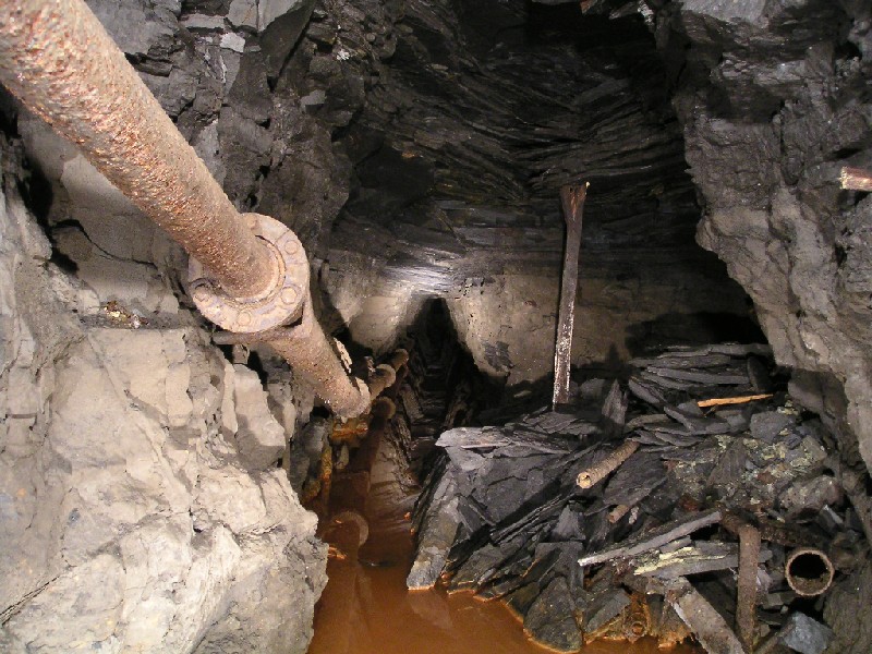 16nh_2nsv_junc_pipes5.jpg - Looking south along the North End Level branch.