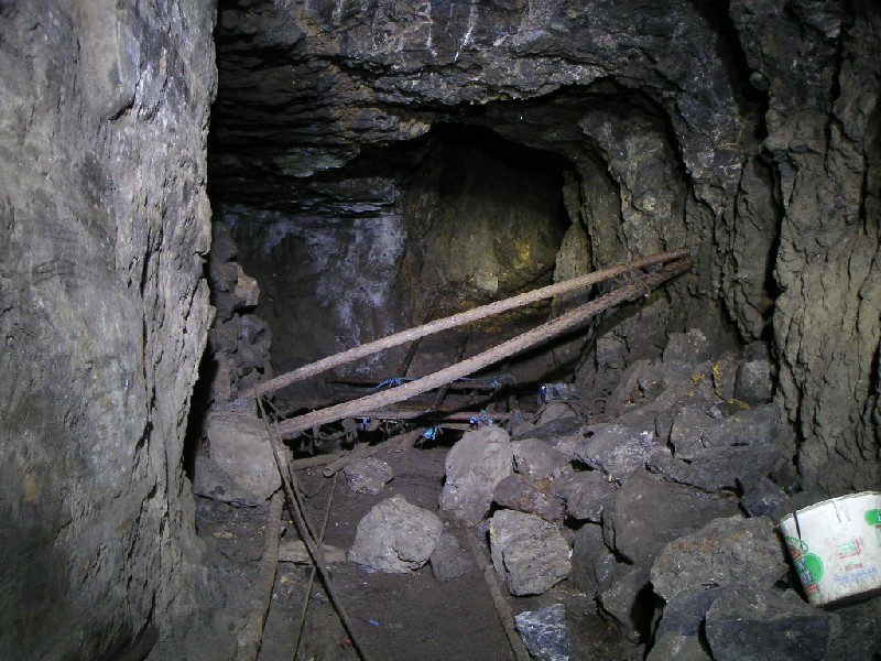 18nh_admrisetop2.jpg - Looking across to the west end of the flats, across the rise.