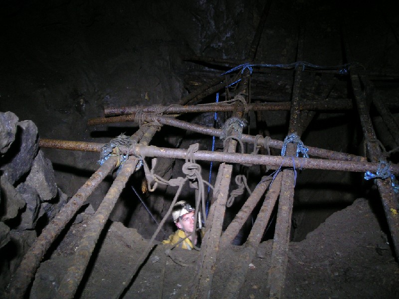 19nh_admrisetop3.jpg - The rats nest at the top of the rise into Admiralty Flats.