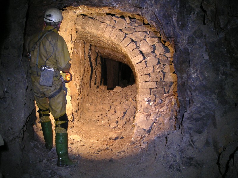 31nh_adf_hopper1.jpg - Past the ore truck this parallel passage takes you up into the higher workings via a hopper.