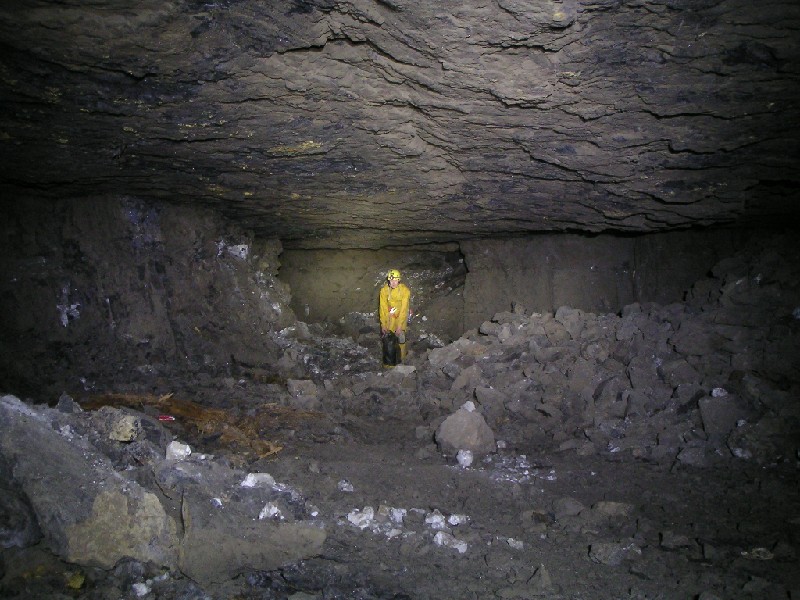 34nh_adf_uperf_pete.jpg - The higher flats. Note all the white witherite rocks.