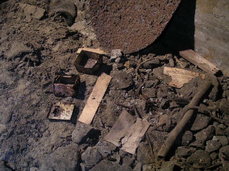 38nh_adf_uperf_detfuse.jpg - Selection of explosives paraphernalia.