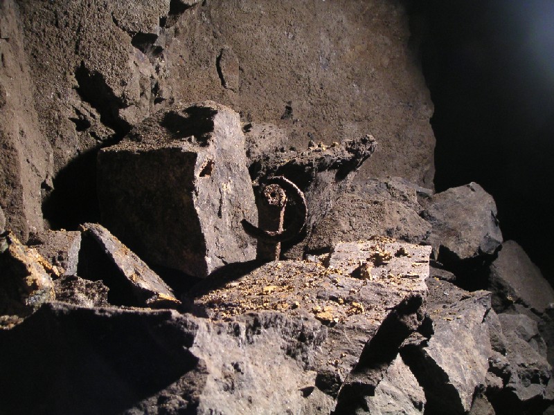 40nh_adf_uperf_clog&steel.jpg - A piece of drill steel and clog shoe.