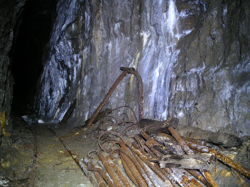 44nh_adfw_archpipes.jpg - The pipes and arch former on the west side of the rise.