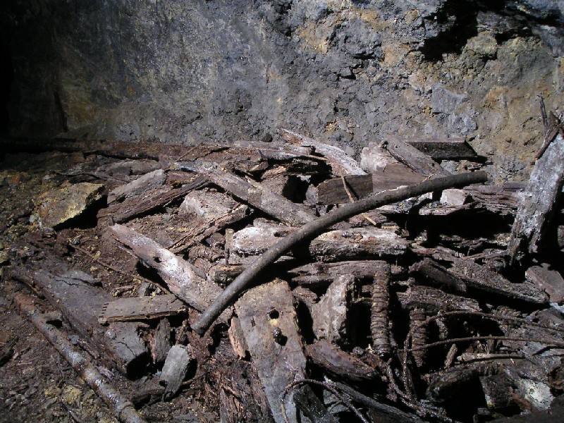 47nh_adfw_artipile.jpg - A pile of debris with some interesting parts.