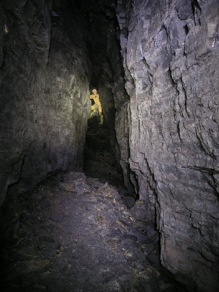 50nh_2sv_passage.jpg - The very high shale passage just before the rise to the flats.