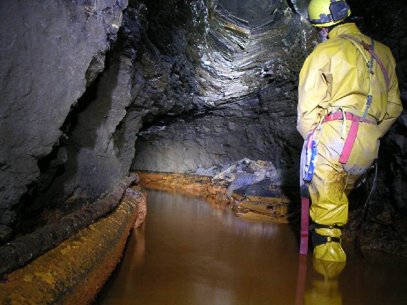 54nh_hrv_bend.jpg - The start of the High Raise Vein, complete with crazy shale roofing.