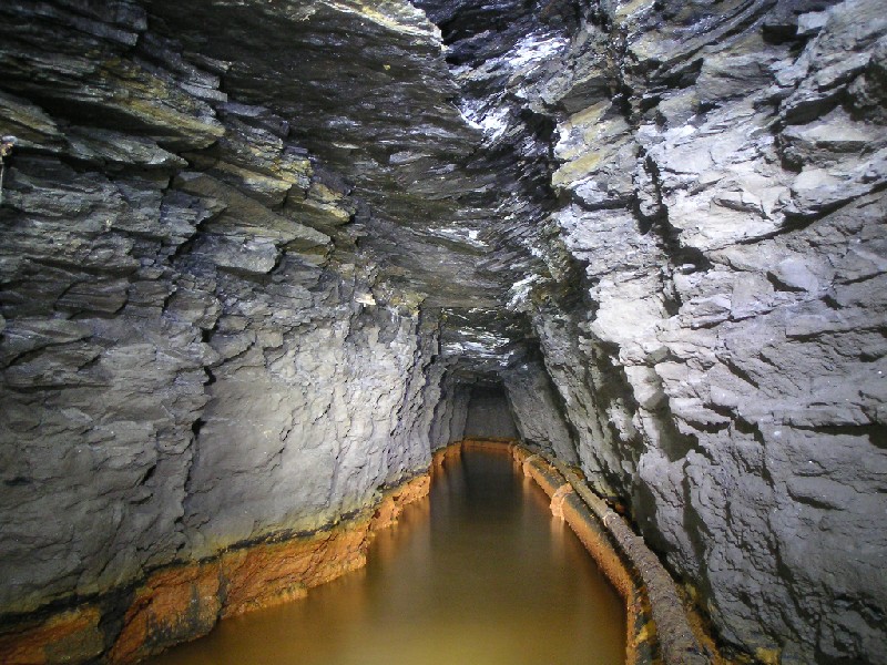 55nh_hrv_passage1.jpg - Further in along the High Raise Vein.