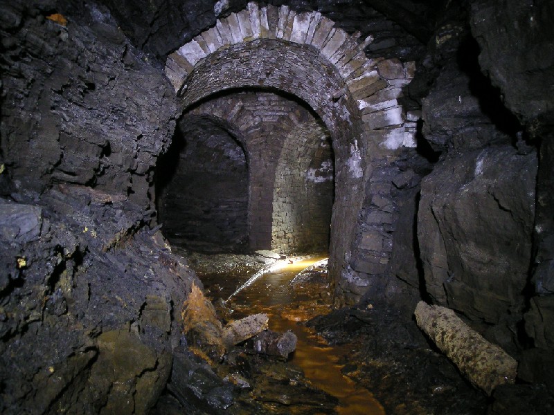 61nh_hlwgxvjunct_arching4.jpg - View towards the adit level from the north side of Wellgill Cross Vein.