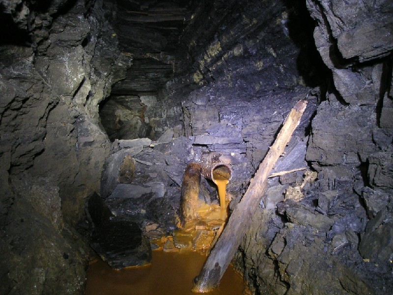 62nh_hlwgxvjunct_arching5.jpg - Wellgill Cross Vein, past the adit level junction heading into Haggs.